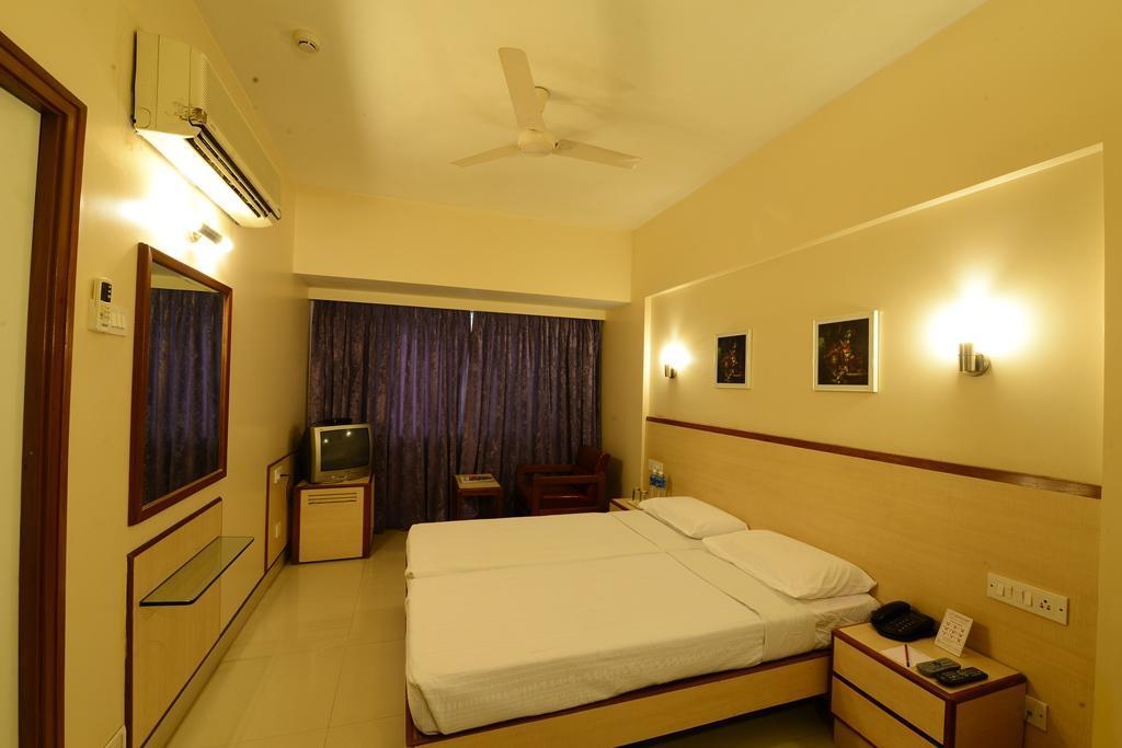 Hotel Woodland Poona Buitenkant foto