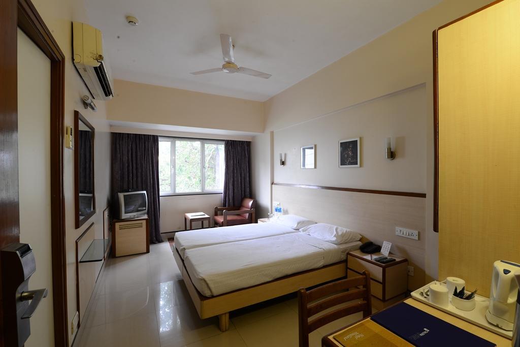Hotel Woodland Poona Buitenkant foto