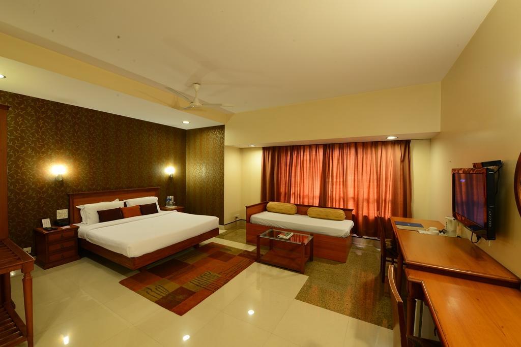 Hotel Woodland Poona Buitenkant foto