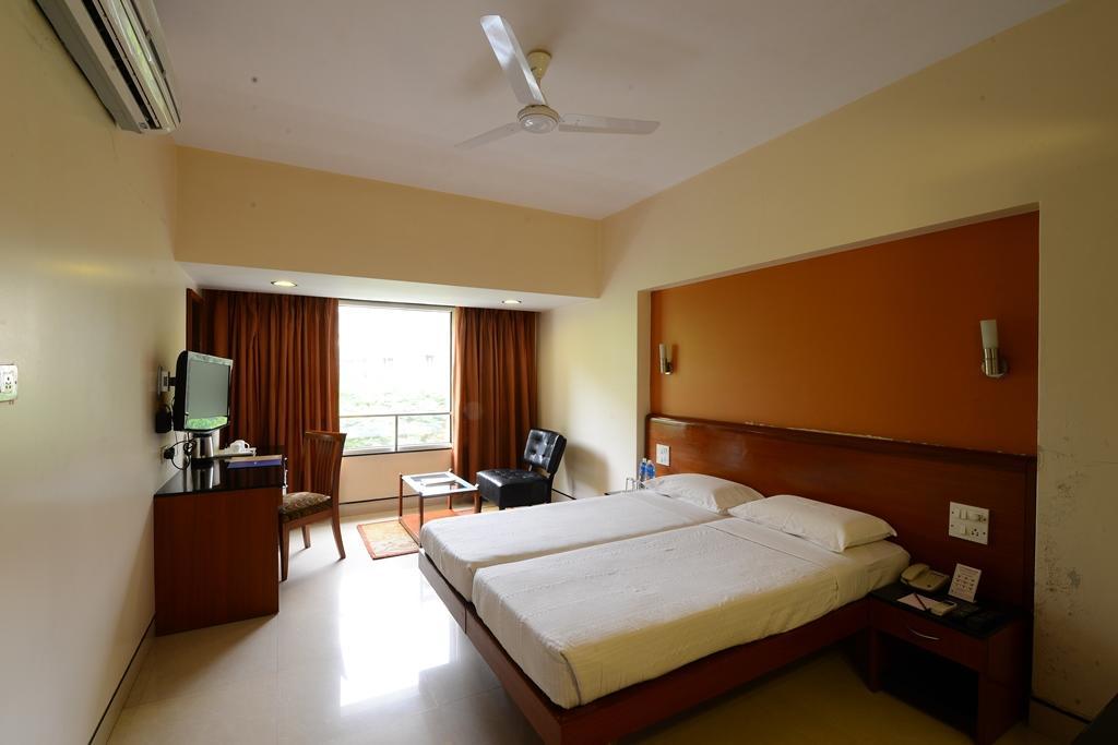 Hotel Woodland Poona Buitenkant foto